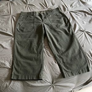 Womens army green Dockers Capris size 6